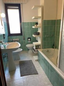 een badkamer met een wastafel, een bad en een toilet bij Sweet 16 in Rapallo
