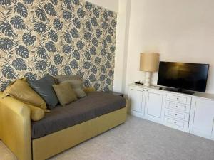 een woonkamer met een bank en een flatscreen-tv bij Sweet 16 in Rapallo