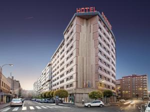 un edificio de hotel con un cartel de hotel encima en Hotel Zentral Parque, en Valladolid
