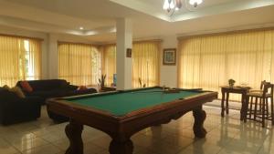 een woonkamer met een pooltafel erin bij Jardín Escondido in La Libertad