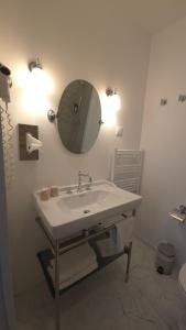 Baðherbergi á Hotel Dandy Rouen centre +26 myndir