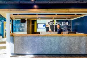 The lobby or reception area at ibis budget Saint Quentin Yvelines - Vélodrome