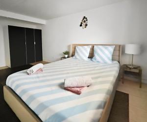 Giường trong phòng chung tại Appart rénové, proche des commerces & transports