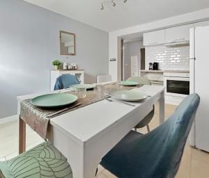 Nhà bếp/bếp nhỏ tại Appart rénové, proche des commerces & transports