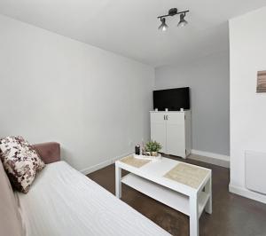 TV/trung tâm giải trí tại Appart rénové, proche des commerces & transports