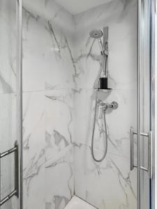 Phòng tắm tại Appart rénové, proche des commerces & transports +15 ảnh