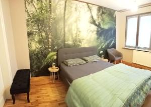 Gîte avec sauna في Soucht: غرفة نوم بها سرير ولوحة على الحائط