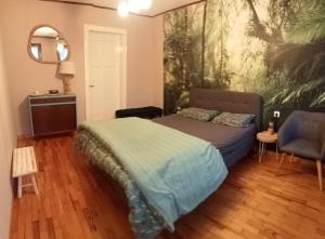 Gîte avec sauna في Soucht: غرفة نوم بها سرير ولوحة على الحائط