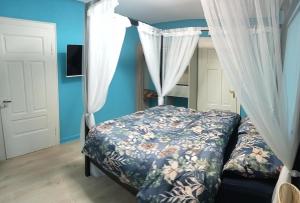 Gîte avec sauna في Soucht: غرفة نوم بها سرير وجدار أزرق