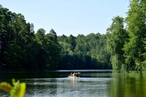 Gîte avec sauna في Soucht: مجموعة من الناس في قارب على البحيرة +43 صورة