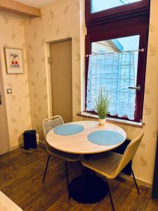 een tafel en stoelen in een kamer met een raam bij Parenthèse Champenoise T23 in Troyes