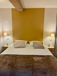 een slaapkamer met een bed met gele stippen op de muur bij Parenthèse Champenoise T23 in Troyes