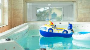 Pocheon luxjay pet Pension في بوتشون: مسبح مع قارب ألعاب في الماء +21 صورة