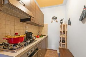 Kuchyň nebo kuchyňský kout v ubytování Appartamento Rifugio dei Sogni - Happy Rentals