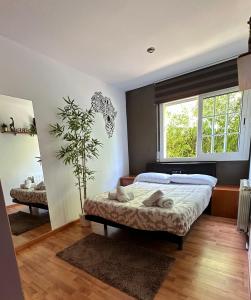 een slaapkamer met een bed en een raam bij Seahomes Vacations - Charming House with Private Pool in Santa Susanna +15 foto's