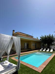 een zwembad in de tuin van een huis bij Seahomes Vacations - Charming House with Private Pool in Santa Susanna