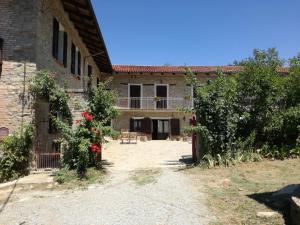 an external view of a house with a courtyard at Agriturismo Tenuta San Giuseppe in Cossano Belbo