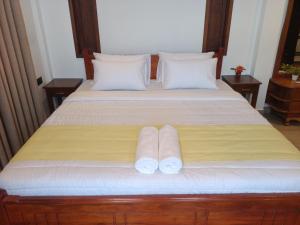 een slaapkamer met twee bedden met handdoeken erop bij Paddy Edge Ahangama in Ahangama