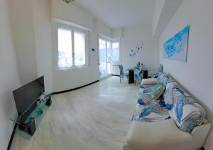 TV a/nebo společenská místnost v ubytování Linda's Pet Friendly Beach House + 17 fotografií