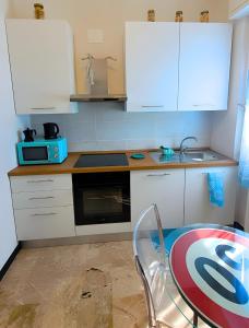 Kuchyň nebo kuchyňský kout v ubytování Linda's Pet Friendly Beach House