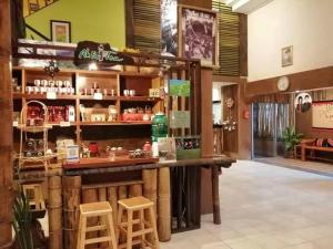 un bar en un restaurante con dos taburetes en Phumanee Home Hotel, en Fang
