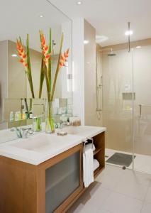 bagno con grande lavandino e doccia di Hotel St. Ellis a Legazpi
