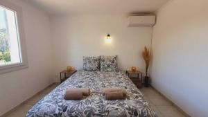 Postel nebo postele na pokoji v ubytování Les Oliviers Family Villa CLIM WIFI PISCINE PARKING - ROSSIconciergerie - Linge inclus + 31 fotografií
