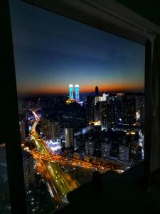 Blick auf eine Stadt in der Nacht mit Verkehr in der Unterkunft Su Lu Hotel in Guiyang