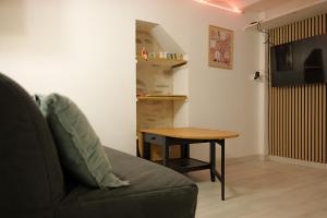un salon avec un canapé et une table dans l'établissement studio 2 personnes rue travot, à Les Sables-dʼOlonne
