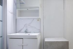 une salle de bains avec un lavabo et un miroir dans l'établissement studio 2 personnes rue travot, à Les Sables-dʼOlonne