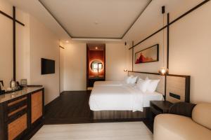 Кровать или кровати в номере KTM Resort Batam +54 фотографии