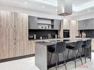 Nhà bếp/bếp nhỏ tại Rooftop Oasis with Plunge Pool & BBQ