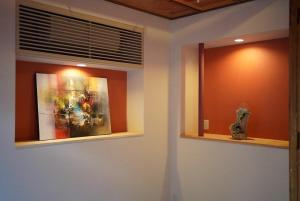 Habitación con 2 ventanas y una pintura en la pared. en 結びの小宿 縁 by Wellbe, en Kobe