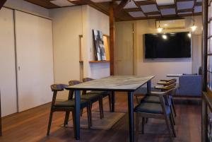 una sala de conferencias con una mesa y sillas en 結びの小宿 縁 by Wellbe, en Kobe