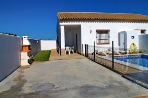 una casa con piscina y valla en Chalet Arroyo Peñuelas 41, en Conil de la Frontera