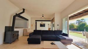 Posezení v ubytování Les Oliviers Family Villa CLIM WIFI PISCINE PARKING - ROSSIconciergerie - Linge inclus