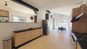 Kuchyň nebo kuchyňský kout v ubytování Les Oliviers Family Villa CLIM WIFI PISCINE PARKING - ROSSIconciergerie - Linge inclus