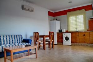 una sala de estar con un sofá y una mesa en Chalet Arroyo Peñuelas 41, en Conil de la Frontera