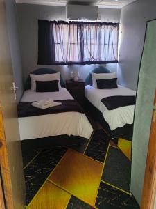 En eller flere senge i et værelse på WegkruiperQ 2 + 9 billeder