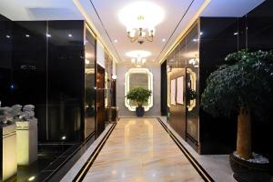 Un pasillo con plantas en macetas en un edificio. en PARK INN KUNMING AIRPORT, en Kunming