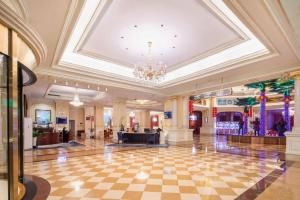 Country Garden Phoenix Hotel Huangshan في هوانغشان: لوبي بطابق متقاطع وثريا +227 صورة