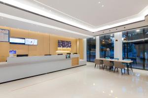 un vestíbulo con una cafetería con mesas y sillas en City Comfort Inn Wuhan Badajia Heping Park Metro Station, en Wuhan