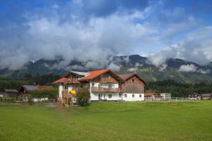 费斯恩Gaisbock der Ferienhof的山地中间的房子