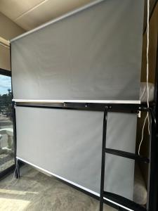 een lege koelkast in een kamer bij Sunnies 24 in Phra Ae beach