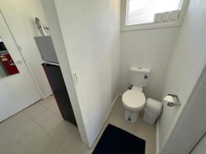 ein kleines Badezimmer mit Toilette und Fenster in der Unterkunft Canberra Hospital Blue Daisy- Sleep & Go in Phillip