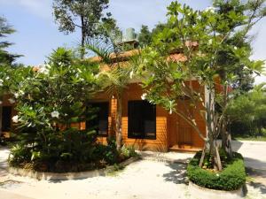 Κήπος έξω από το Rai Sai Luang Resort