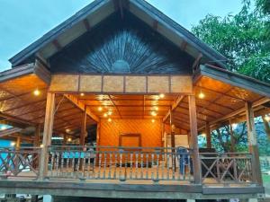 a large wooden house with a roof at Guesthouse and Restaurant SayLomYen KongLor in Ban Dôn