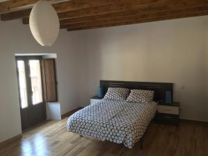 1 dormitorio con 1 cama y suelo de madera en La Casuca, en Rasines