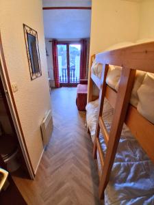 Studio SnowCarroz with a view for 4 people في Arâches-la-Frasse: غرفة بسريرين بطابقين في غرفة