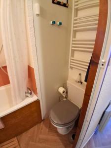 Studio SnowCarroz with a view for 4 people في Arâches-la-Frasse: حمام صغير مع مرحاض وسلم